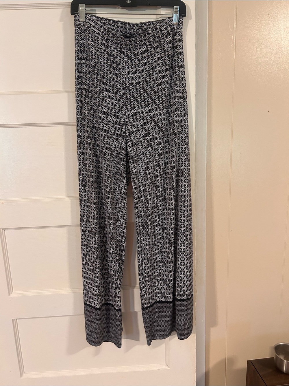 Roz & Ali Black and White Geometric Wide-Leg Pants